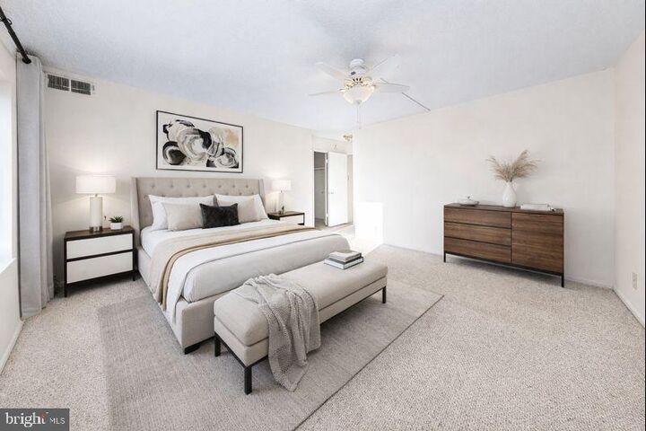 Property Photo:  307 Yoakum Parkway 802  VA 22304 