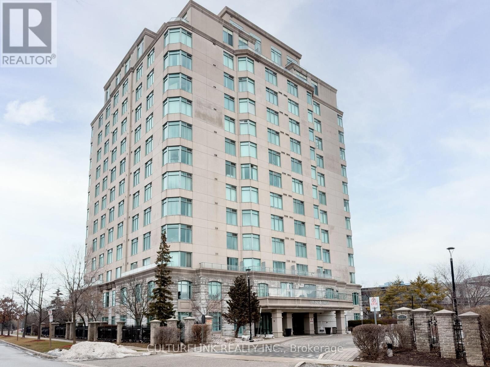 Property Photo:  135 Pond Drive Ph6  ON L3T 7V6 