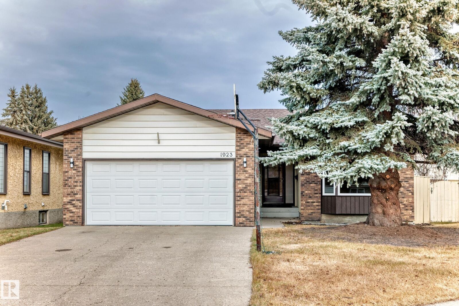 Property Photo:  1923 52 Street NW  AB T6L 1J3 