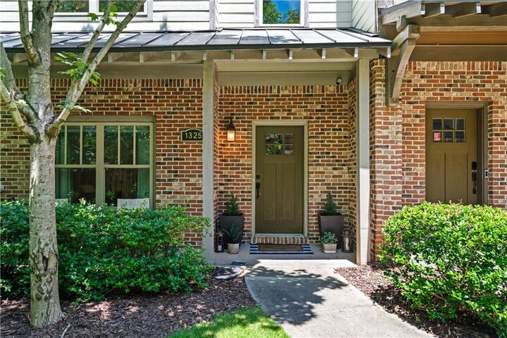 Property Photo:  1325 Oakview Road  GA 30030 