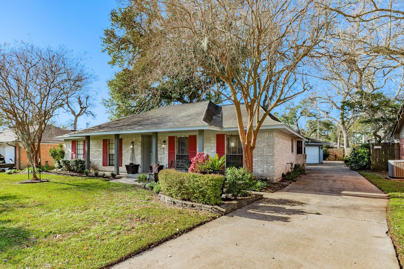 Property Photo:  221 Banyan Street  TX 77566 