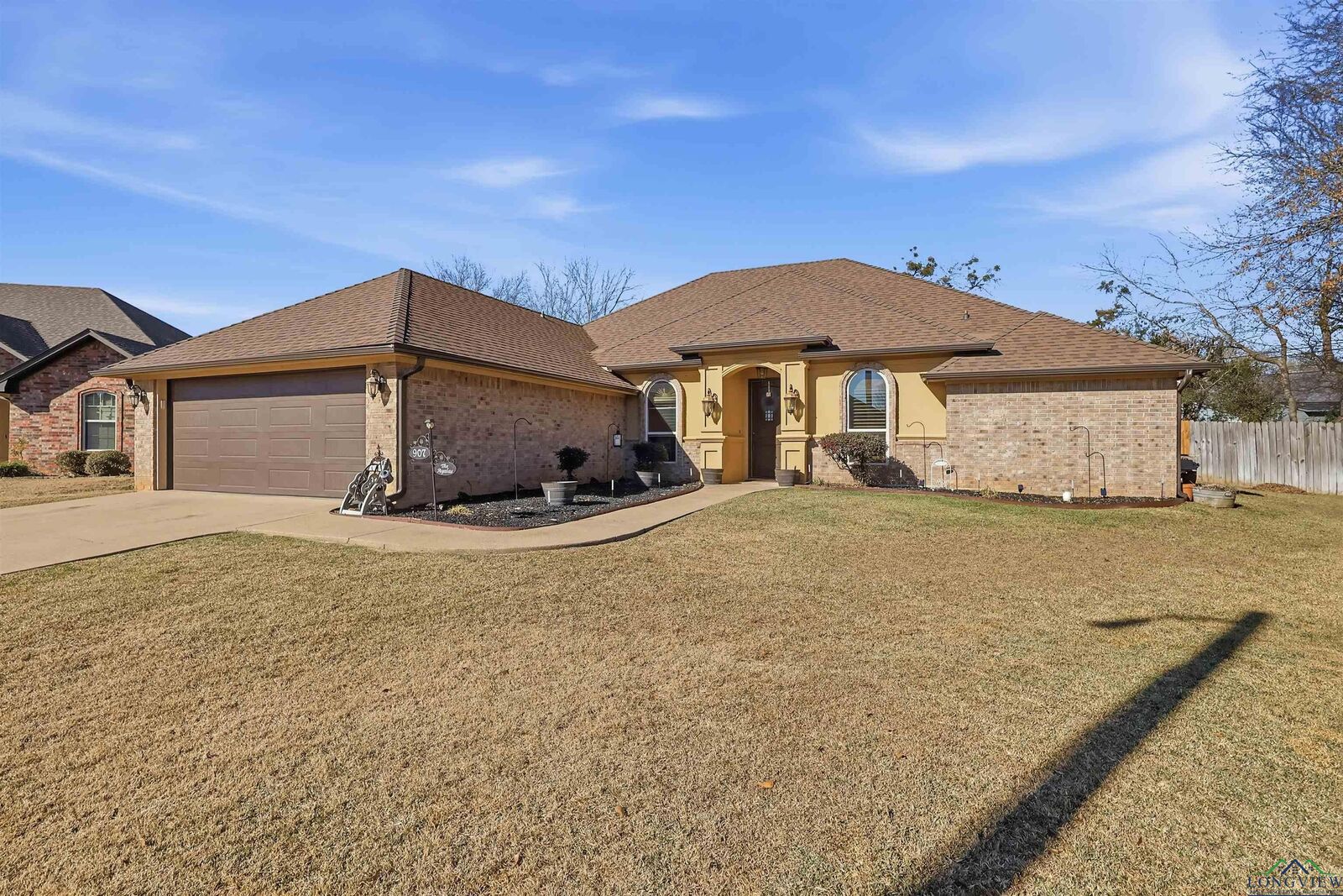 Property Photo:  907 Woodridge Cir  TX 75601 
