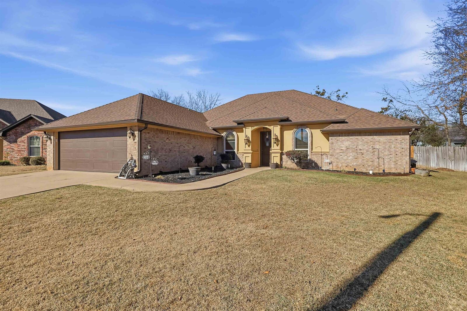 Property Photo:  907 Woodridge Cir  TX 75601 