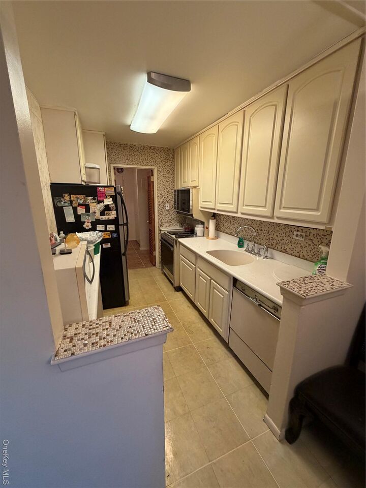 Property Photo:  84-29 153rd Avenue 4N  NY 11414 