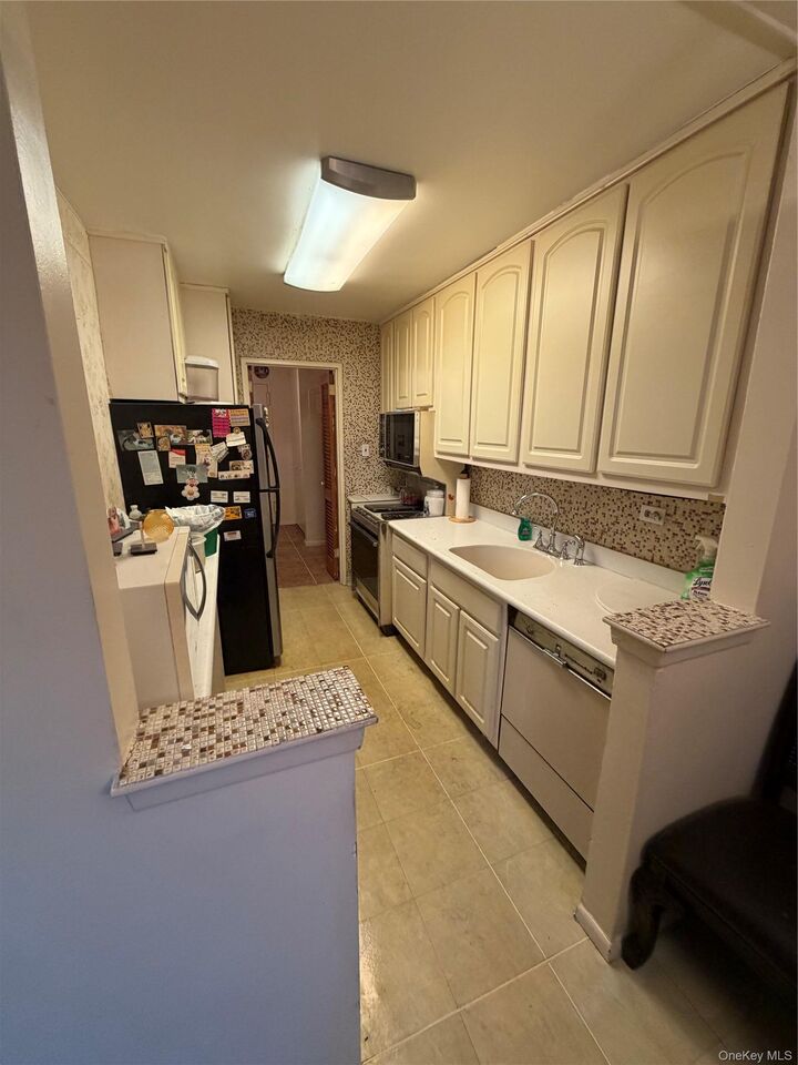 Property Photo:  84-29 153rd Avenue 4N  NY 11414 