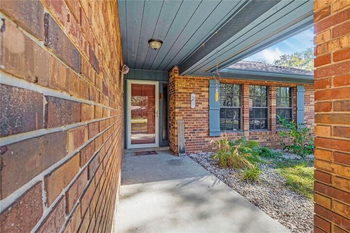 Property Photo:  2417 S Oak Park Drive  FL 32724 