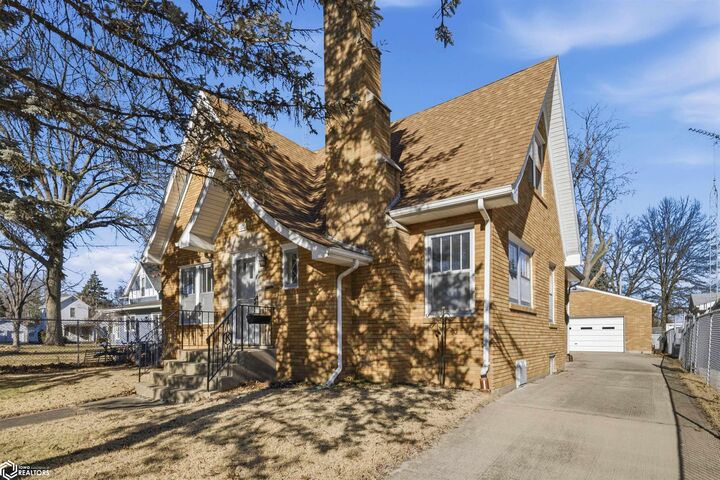 Property Photo:  1820 Dill Street  IA 52601 