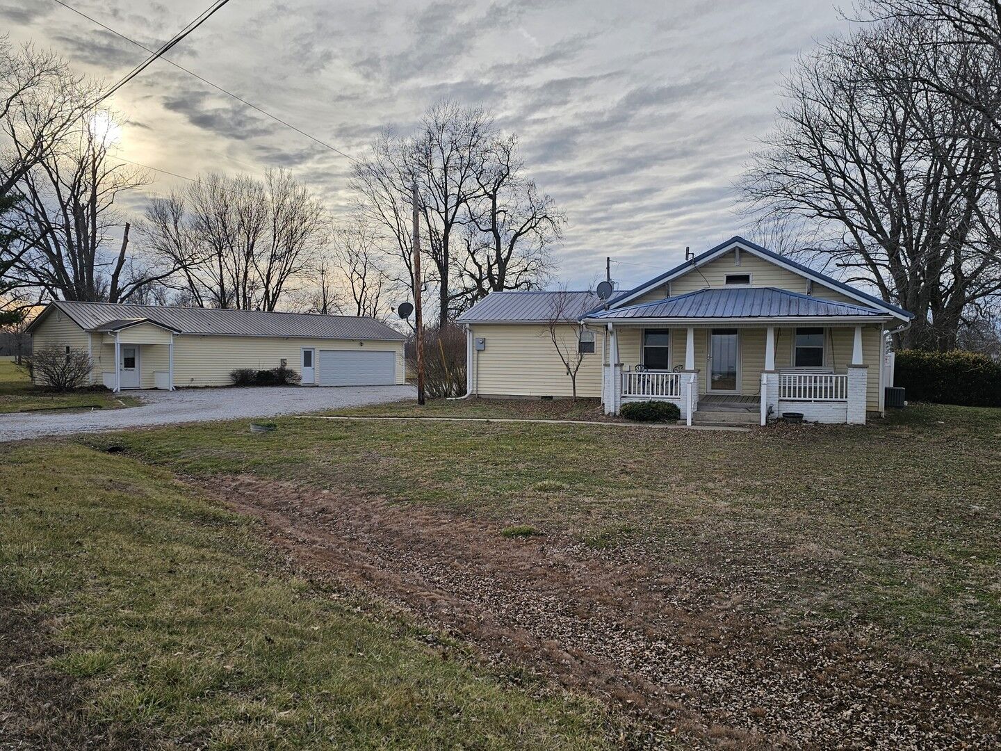 Property Photo:  793 County Road 635 E  IL 62895 