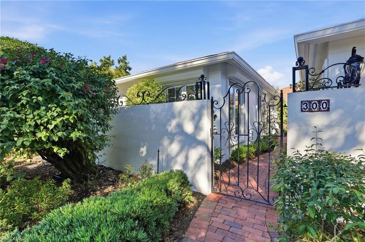 Property Photo: 300 Bald Eagle Dr 1 FL 34105