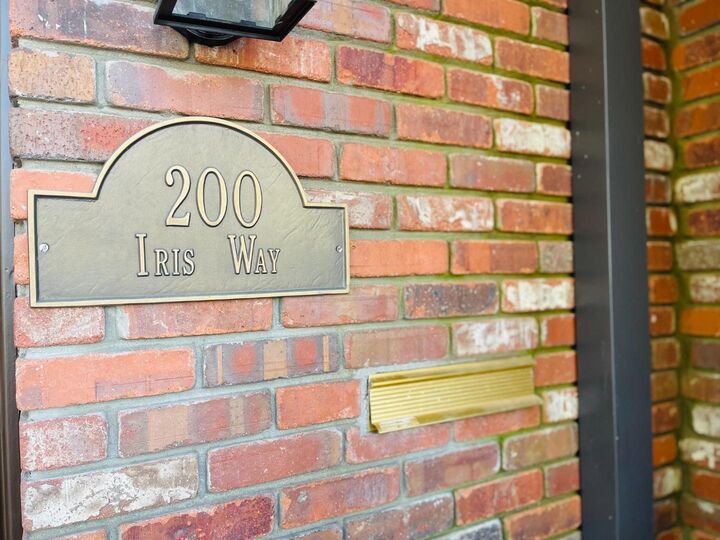 Property Photo:  200 Iris Way  CA 94303 