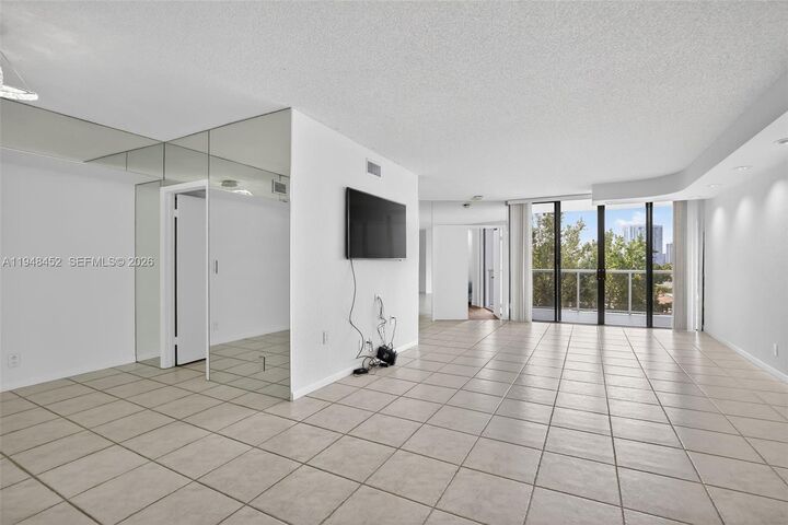 Property Photo:  20281 E Country Club Dr 405  FL 33180 