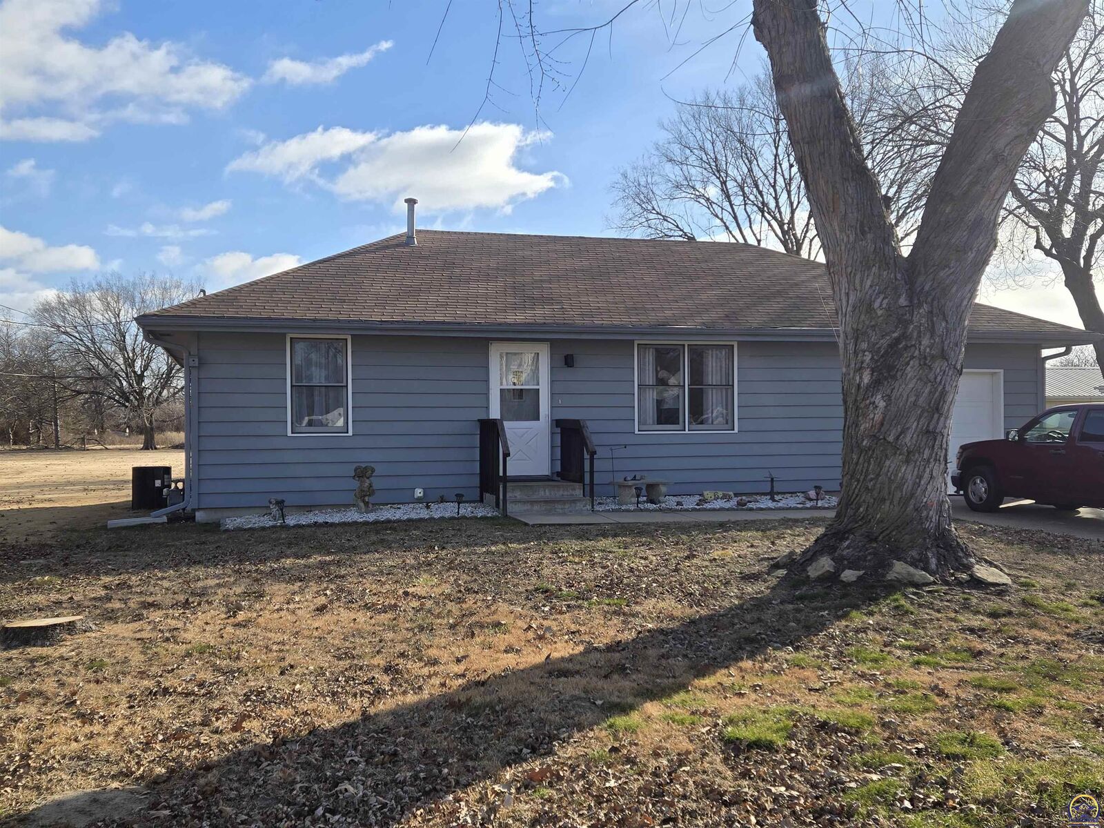 Property Photo: 1934 NE Jefferson St KS 66608