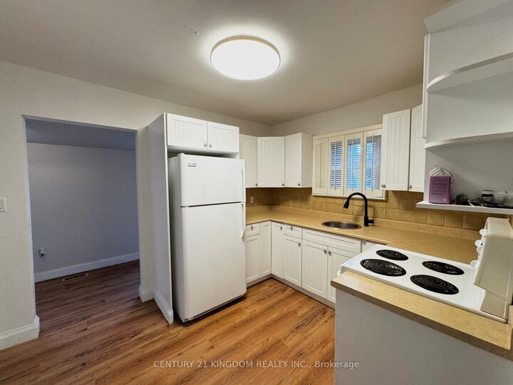 Photo de la propriété:  208 Palmerston Avenue  ON L1N 3E7 