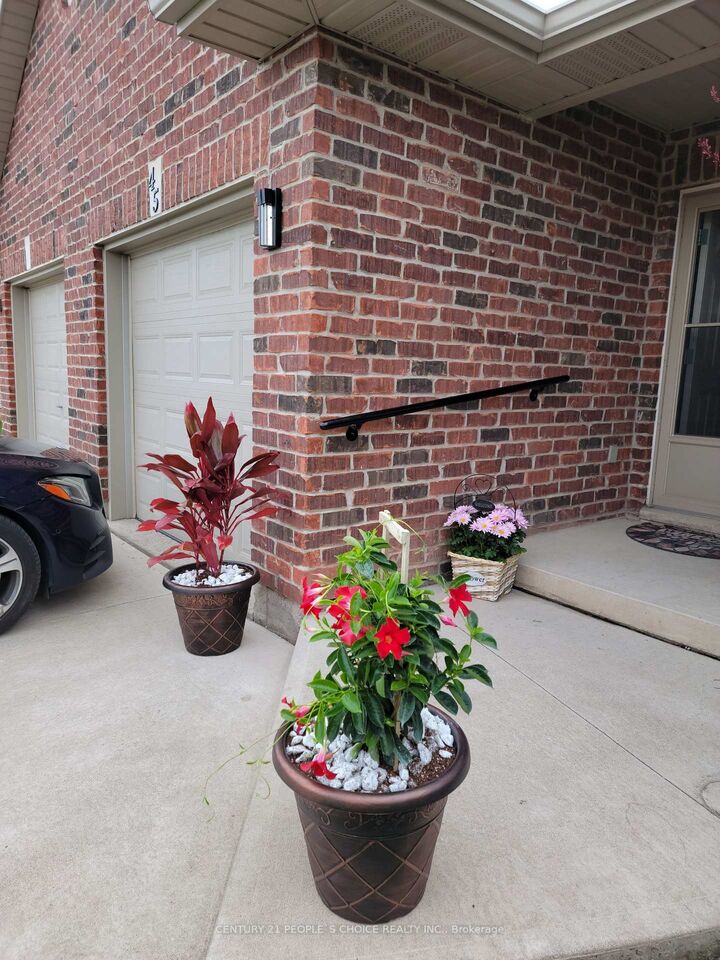 Photo de la propriété: 45 Nathalie Court ON L3B 6H7