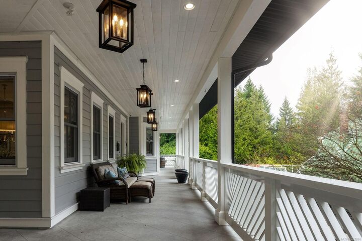 Property Photo:  643 Southwood Dr  BC V9B 6R9 