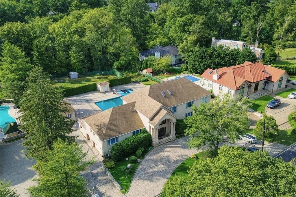 Property Photo:  724 Todt Hill Road  NY 10304 