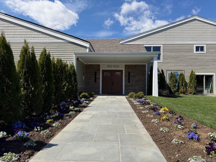 Property Photo:  905 Oakridge Common  NY 10590 