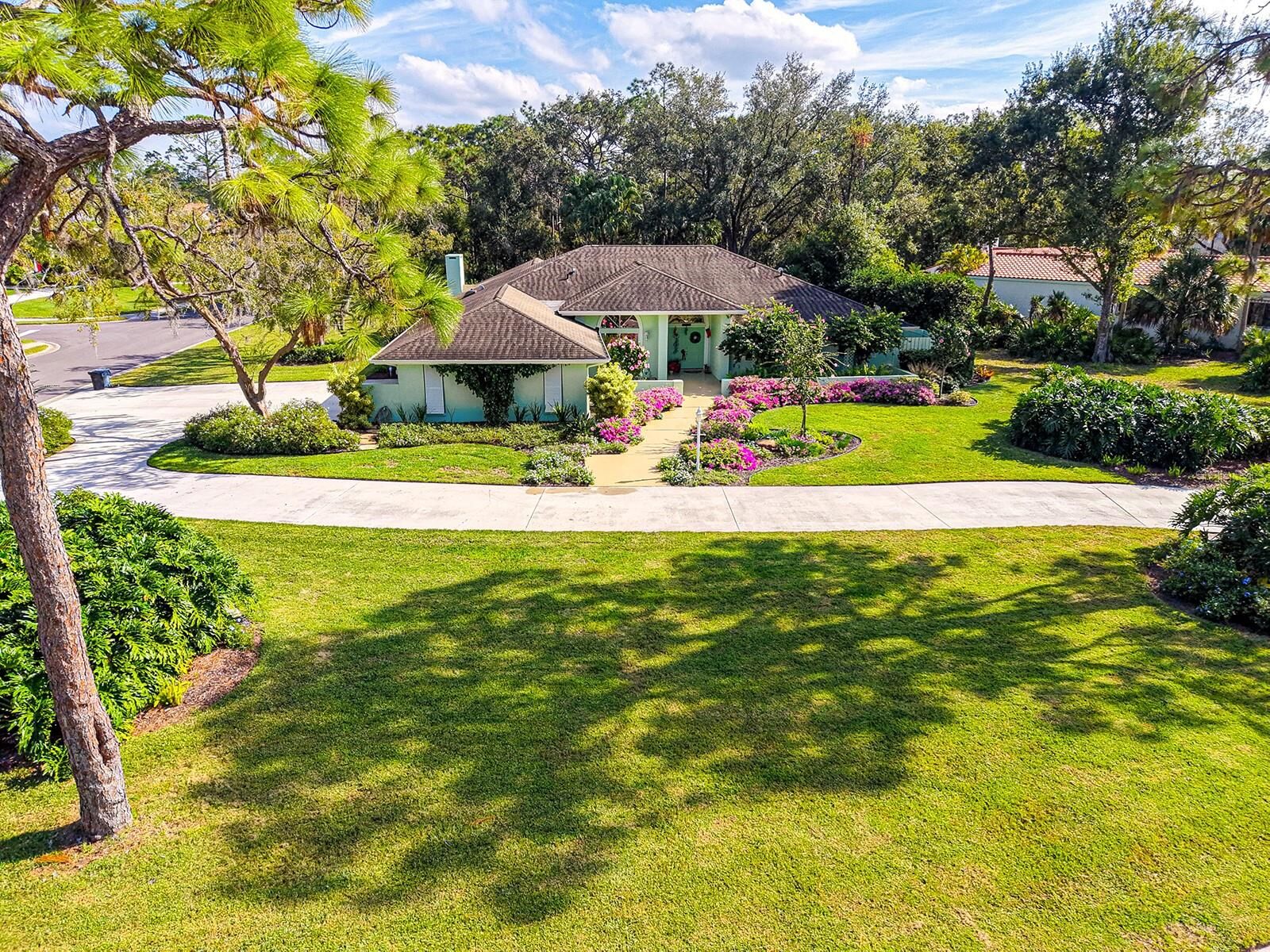 Property Photo:  7604 Weeping Willow Circle  FL 34241 