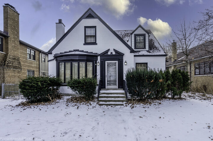 Property Photo: 6738 N Ionia Avenue IL 60646