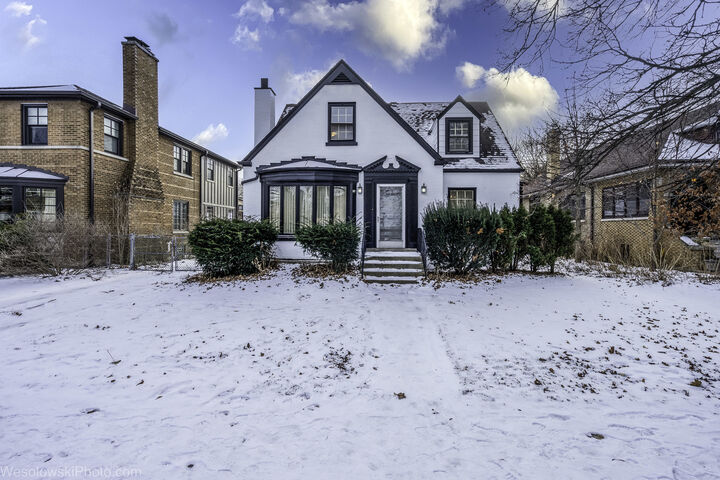 Property Photo:  6738 N Ionia Avenue  IL 60646 