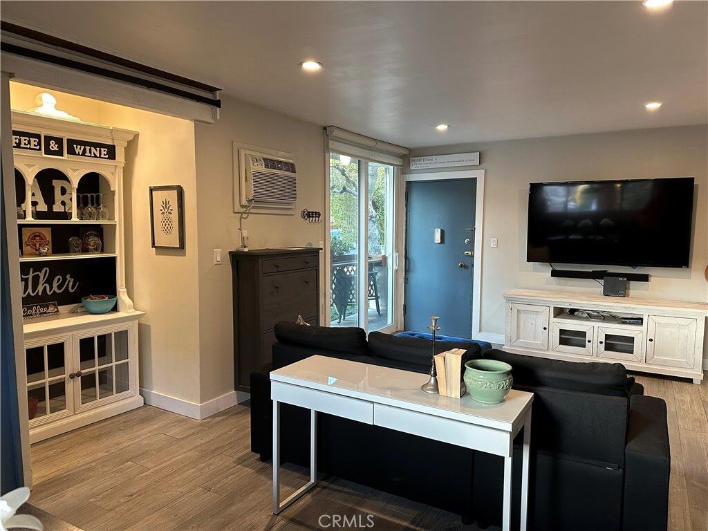 Property Photo:  4255 W 5th 101  CA 90020 