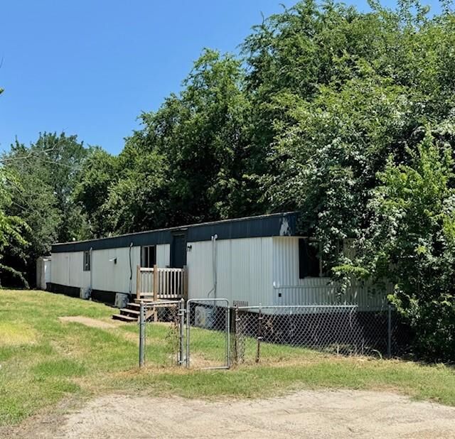 Property Photo: 914 Pawnee Trail TX 76048