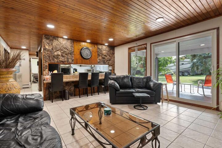 Property Photo:  3810 64 Street  AB T4V 2Z2 