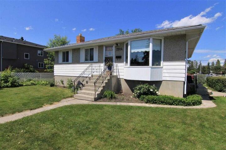 Property Photo:  7504 39 Avenue NW  AB T3B 1V3 