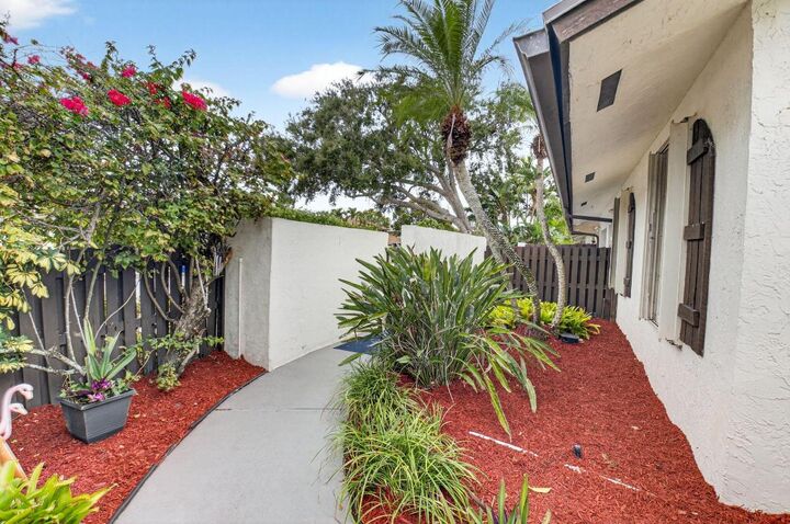 Property Photo:  327 SW 29th Avenue  FL 33445 