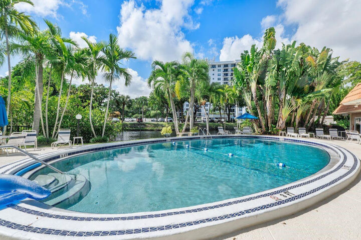 Property Photo:  200 NE 19th Court 211M  FL 33305 