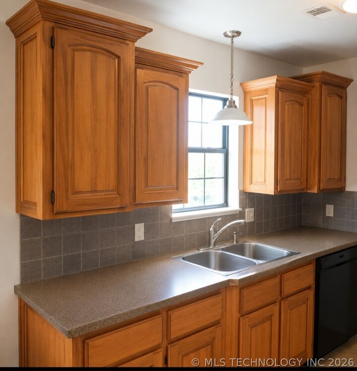 Property Photo:  711 E Iowa Street  OK 74472 