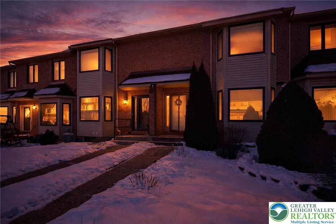 Property Photo:  1652 Harding Circle  PA 18052 