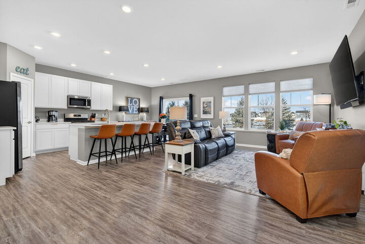 Property Photo:  1008 Moraine Drive  IL 60177 