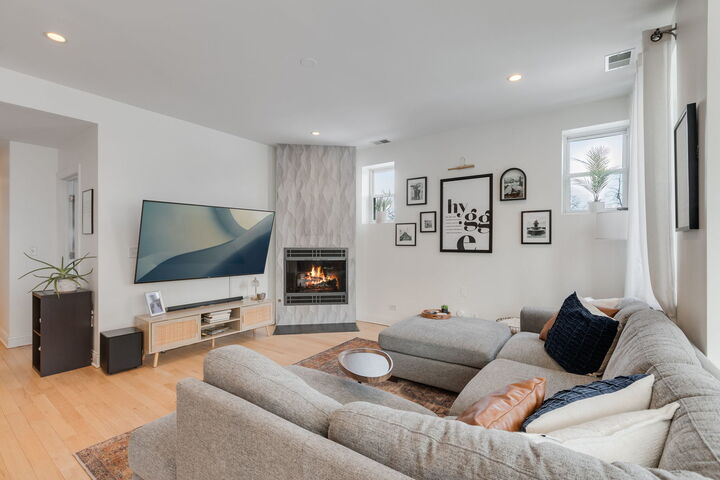 Property Photo:  1122 N Oakley Boulevard C  IL 60622 