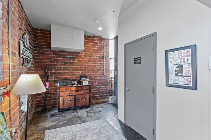 Property Photo: 209 E Washington Street 5 IL 61701