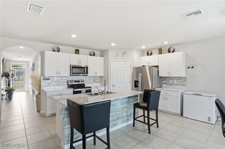 Property Photo: 4121 68th Avenue NE FL 34120
