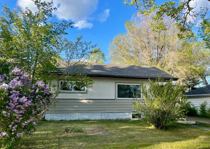 Property Photo: 614 7 Avenue AB T9W 1B5