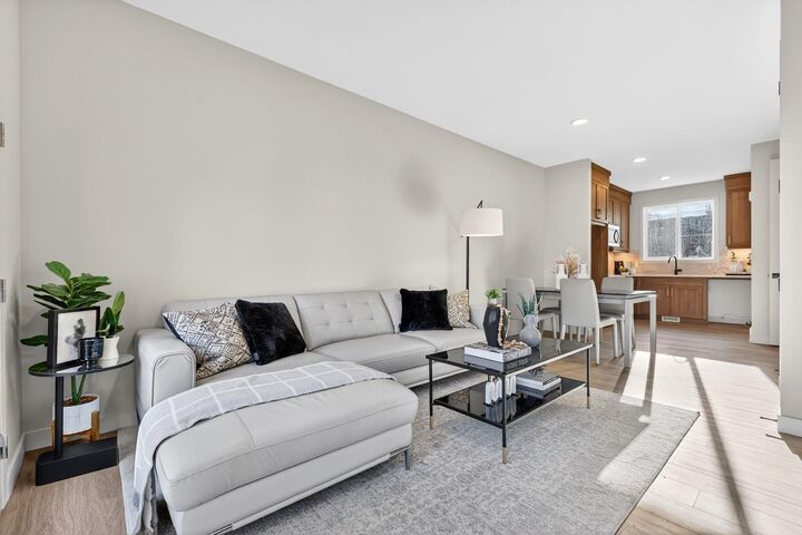 Property Photo:  643 53 Avenue SW  AB T2V 0C2 