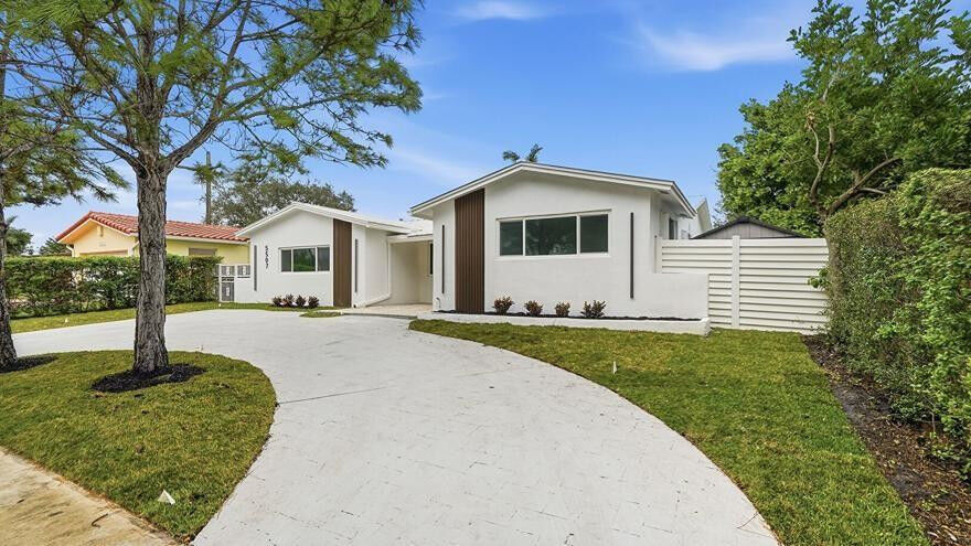 Property Photo: 5507 W Park Road FL 33021