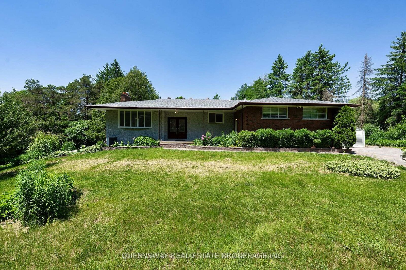 Property Photo: 1268 15th Side Road ON L7B 1K5