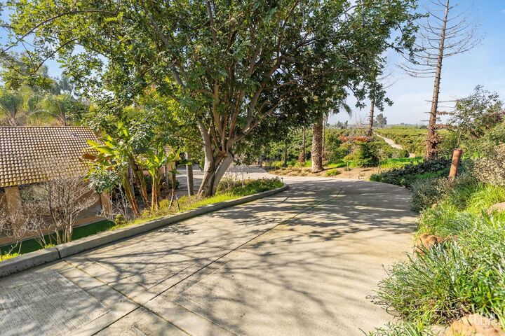 Property Photo:  915 S Strathmore Avenue  CA 93274 