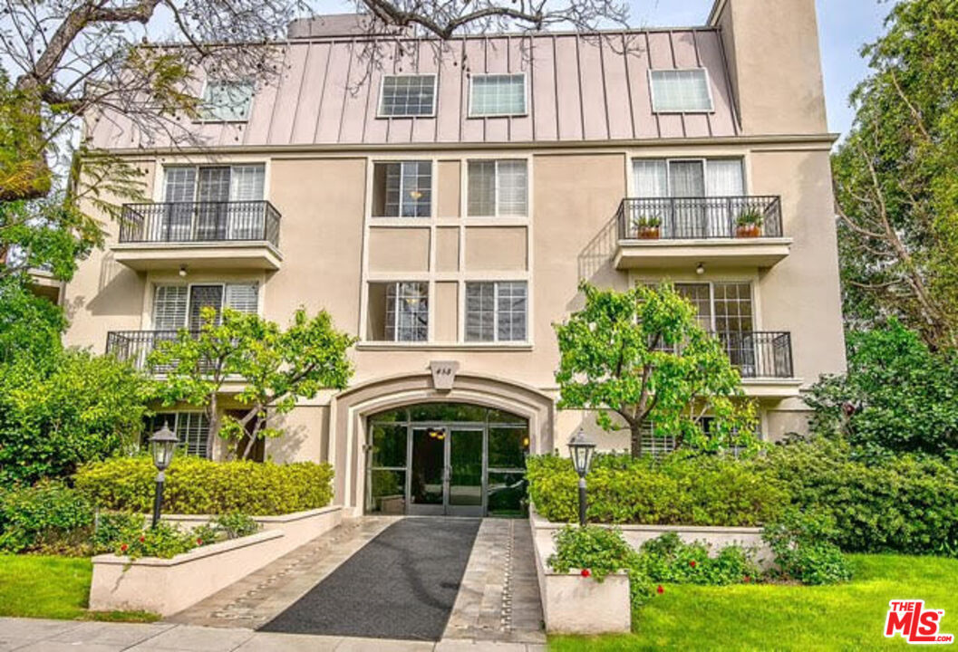 Property Photo: 458 N Oakhurst Dr CA 90210