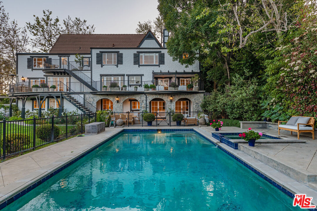 Property Photo:  1756 Correa Way  CA 90049 