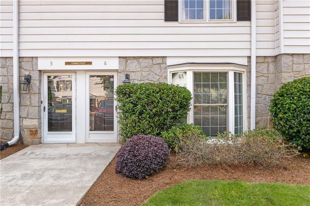 Property Photo:  136 Peachtree Memorial Drive NW Ct-6  GA 30309 