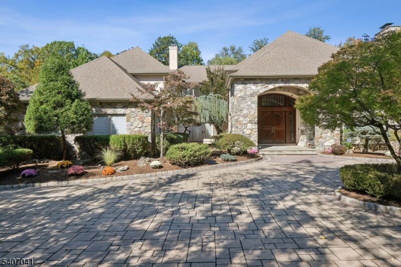 Property Photo:  4 Grasmere Ct  NJ 07039 
