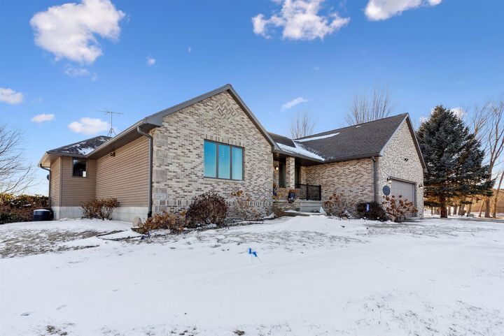 Property Photo:  8383 W Ridgeway Avenue  IA 50613 