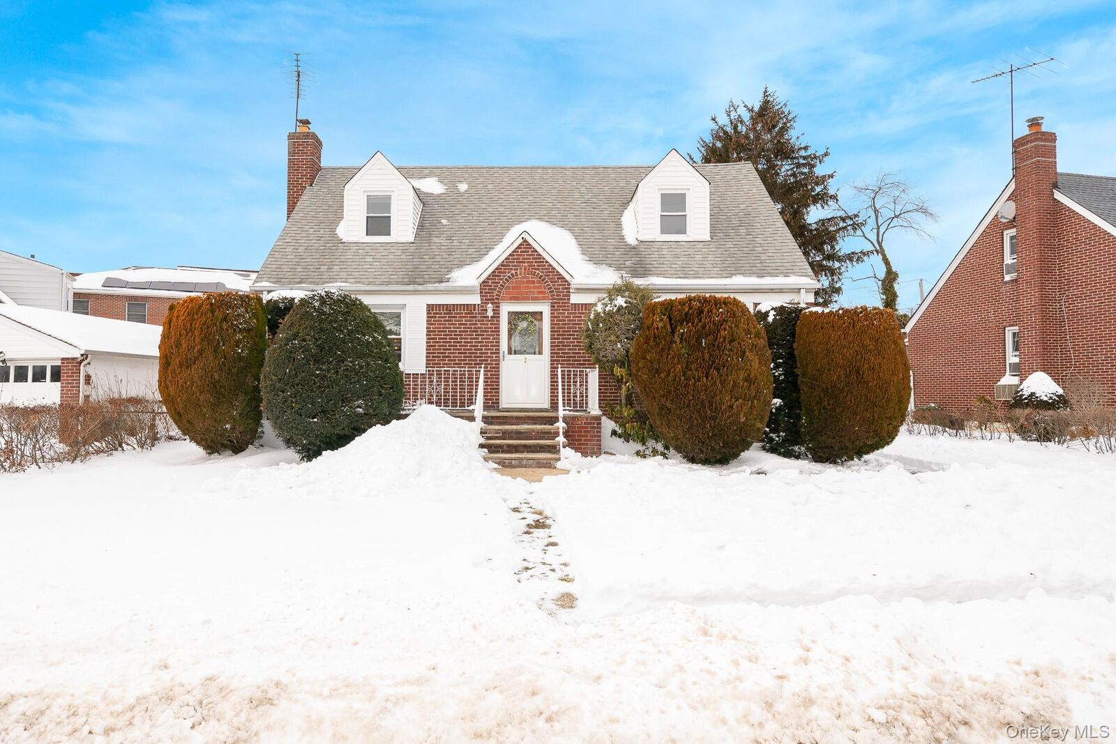 Property Photo: 2 Parkview Place NY 11003