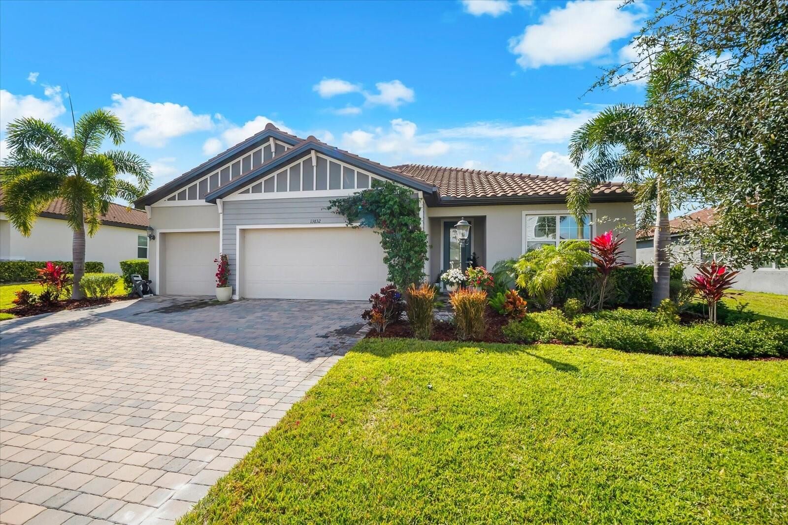 Property Photo: 13832 Green Hammock Place FL 34211
