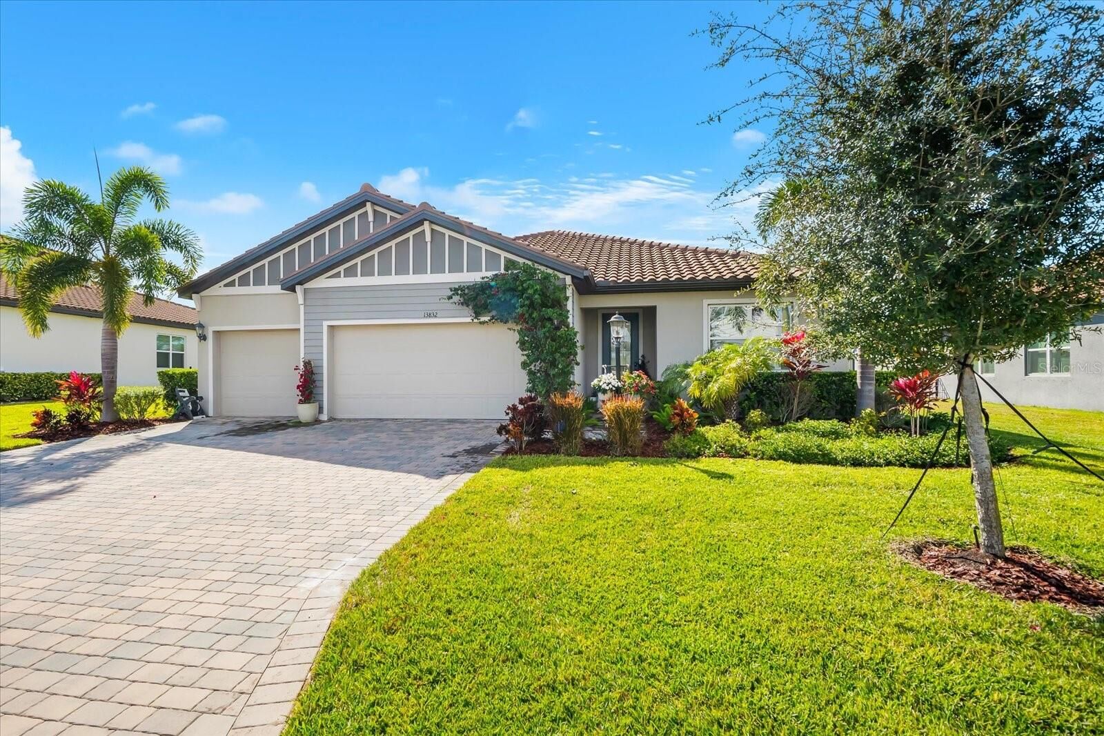Property Photo: 13832 Green Hammock Place FL 34211