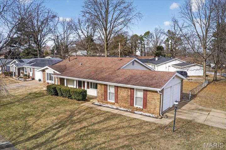 Property Photo: 1 Welwyn Court MO 63033